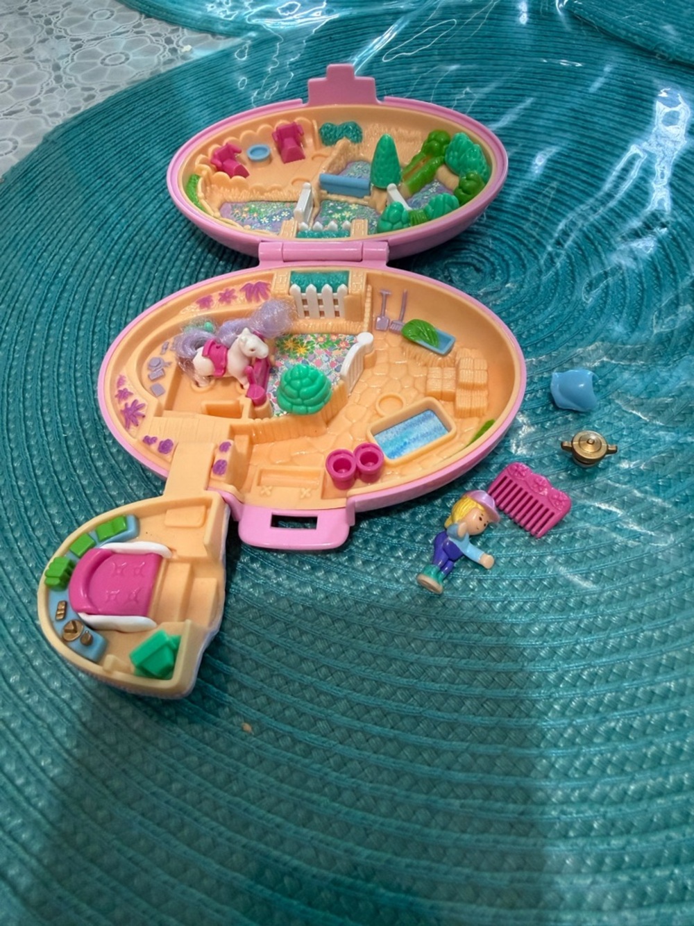 Vintage horse stable Polly Pocket